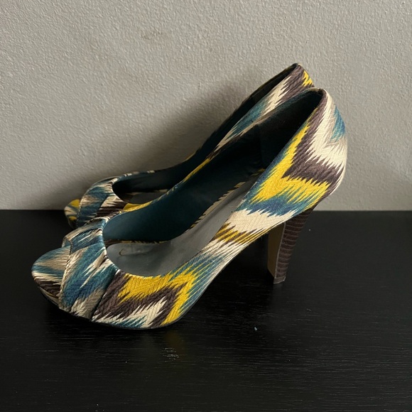Women’s Madden Girl Kaboby platform peep toe pumps multicolored ikat fabric sz 6 - Picture 4 of 6